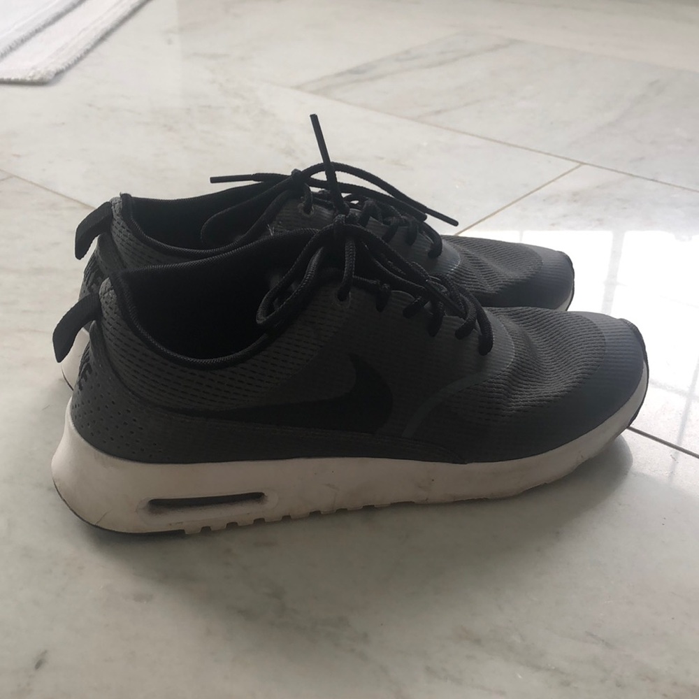 Women’s Nike tennis shoes